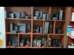 Avrupalı ​​müşterilerimizden biri için EVA iç kısımlı Özelleştirilmiş UV logolu kara kitap paket kutusu sağlıyoruz